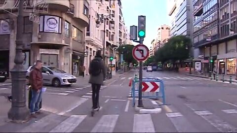 Herido de gravedad el conductor de un patinete tras chocar contra una moto en Valencia