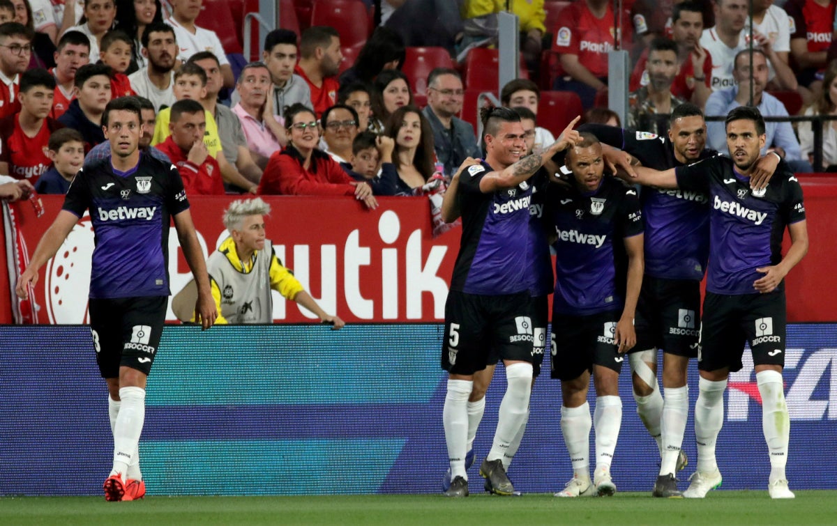 El Leganés asalta el Sánchez Pizjuán para sellar la salvación y aleja al Sevilla de la Champions El Leganés asalta el Sánchez Pizjuán para sellar la salvación y aleja al Sevilla de la Champions