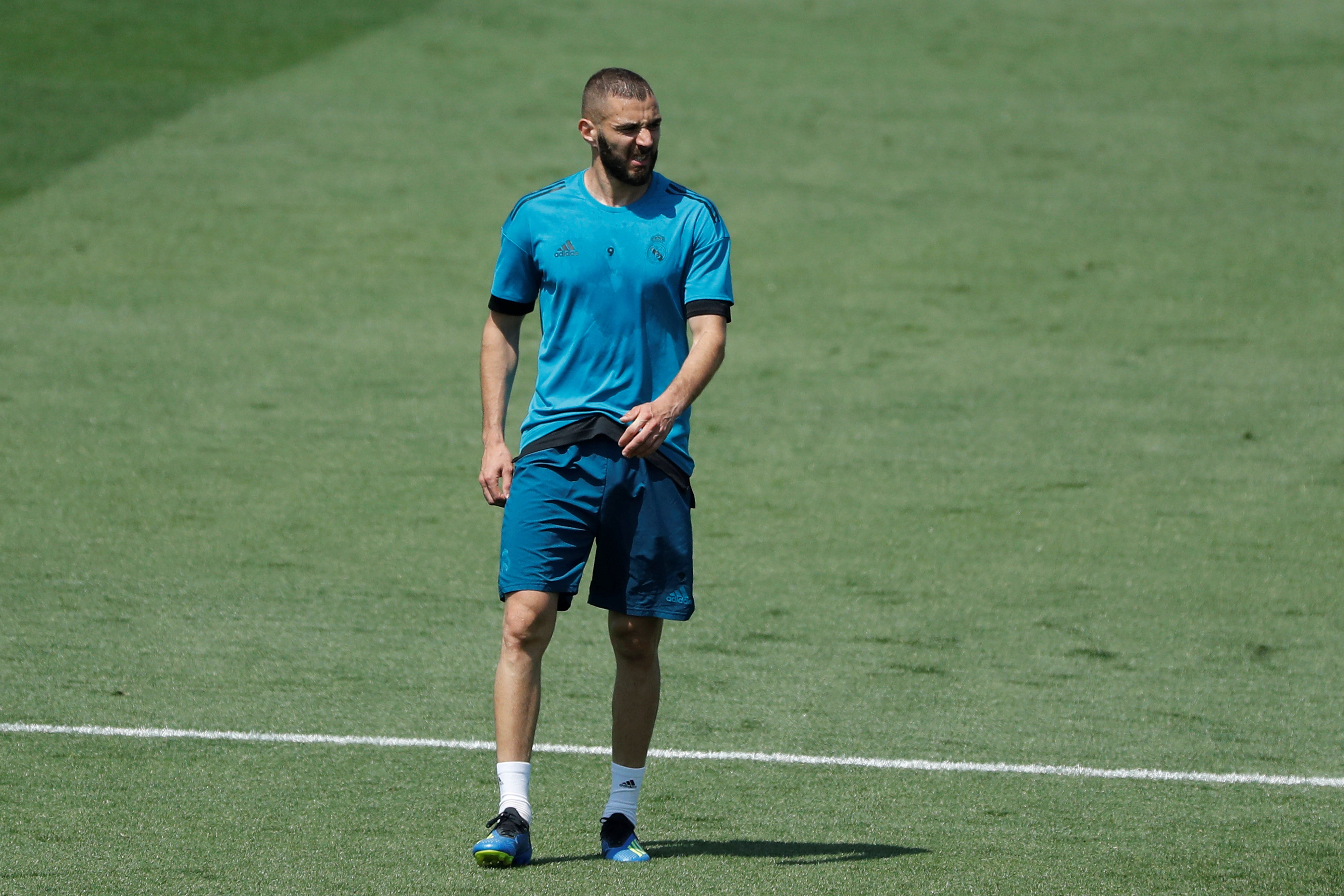 Benzema se ejercita al margen del grupo en el entrenamiento del Real Madrid Benzema se ejercita al margen del grupo en el entrenamiento del Real Madrid