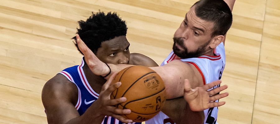 Embiid intenta penetrar a canasta ante la defensa de Marc Gasol Embiid intenta penetrar a canasta ante la defensa de Marc Gasol
