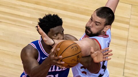 Embiid intenta penetrar a canasta ante la defensa de Marc Gasol