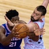 Embiid intenta penetrar a canasta ante la defensa de Marc Gasol Embiid intenta penetrar a canasta ante la defensa de Marc Gasol