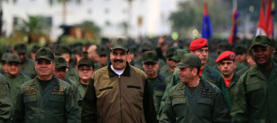 Nicolás Maduro rodeado de militares Nicolás Maduro rodeado de militares