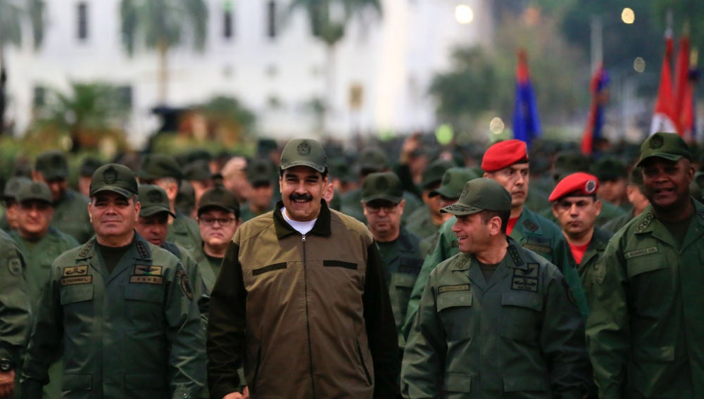 Nicolás Maduro rodeado de militares