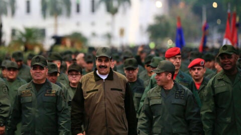 Nicol&aacute;s Maduro rodeado de militares