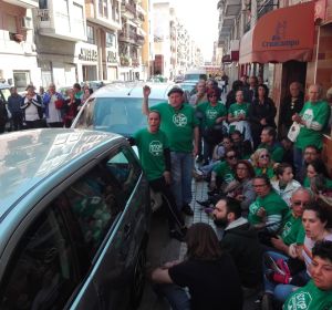 Integrantes de la PAH Elche concentrados en el barrio de Carrús. Integrantes de la PAH Elche concentrados en el barrio de Carrús.