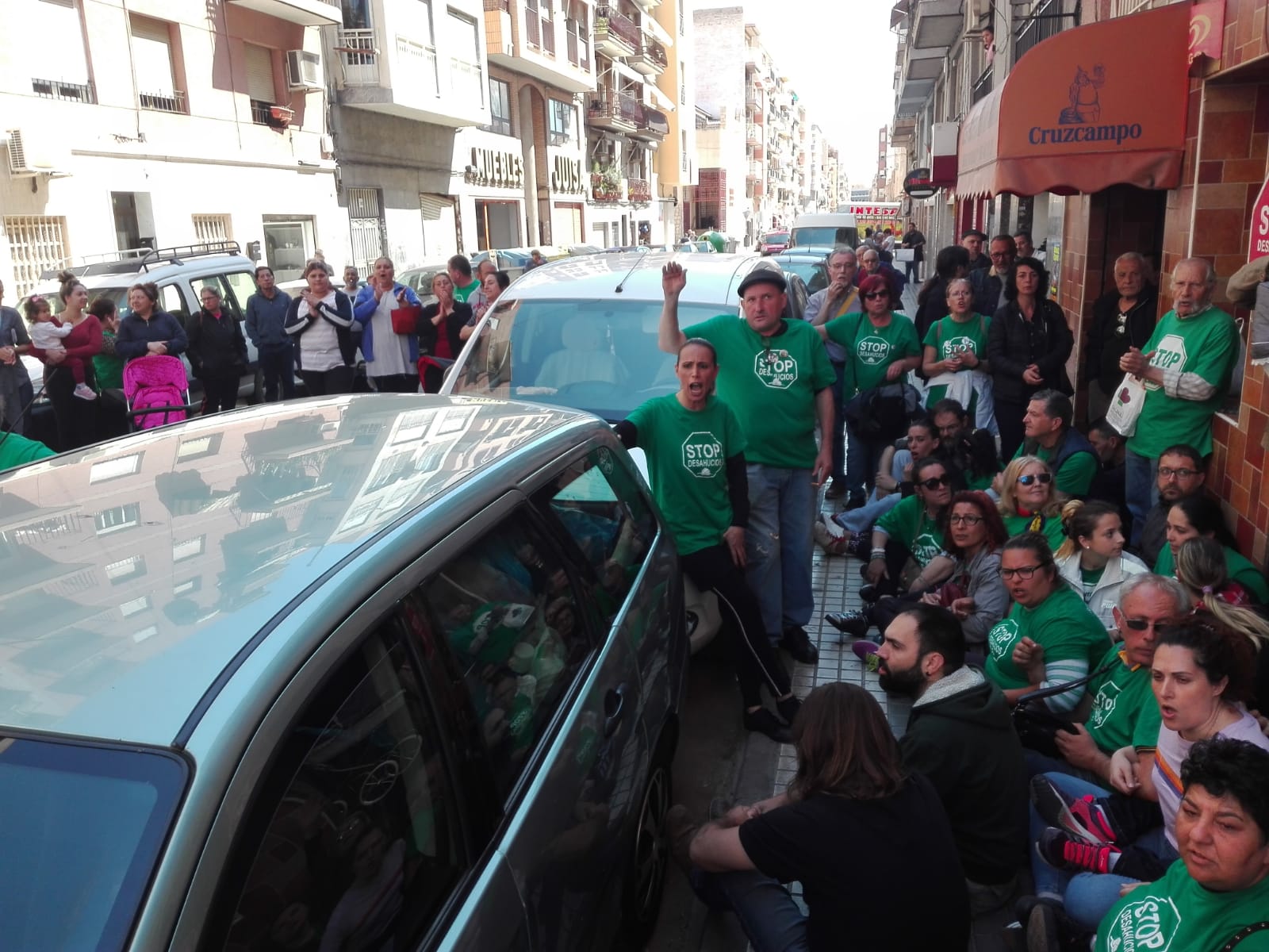 La presión social da siete días de margen a una familia de Carrús que tiene que desalojar la vivienda ocupada de un banco La presión social da siete días de margen a una familia de Carrús que tiene que desalojar la vivienda ocupada de un banco