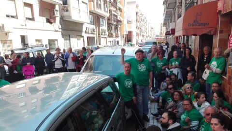 Integrantes de la PAH Elche concentrados en el barrio de Carr&uacute;s. 