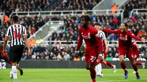 Origi celebra su gol con el Liverpool