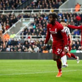 Origi celebra su gol con el Liverpool