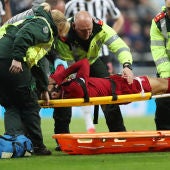 Salah, retirado en camilla en el partido del Liverpool