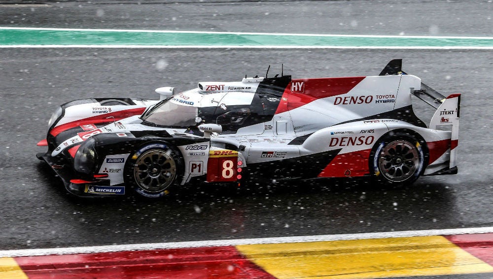 El Toyota de Fernando Alonso bajo la nevada de Spa