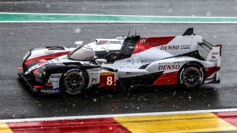 El Toyota de Fernando Alonso bajo la nevada de Spa