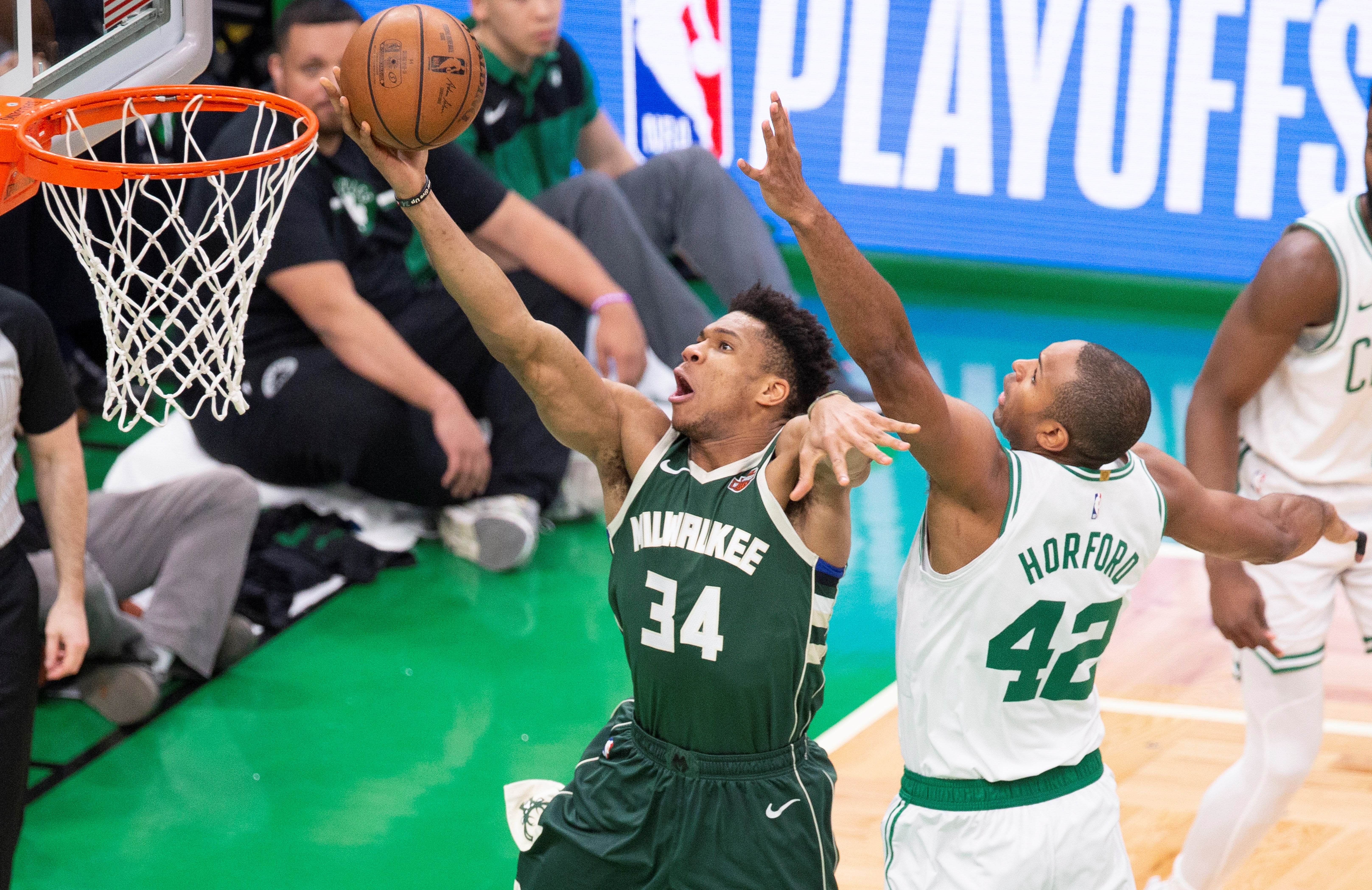 Antetokounmpo recupera la ventaja para los Bucks y Portland le da la vuelta a las 'semis' del Oeste Antetokounmpo recupera la ventaja para los Bucks y Portland le da la vuelta a las 'semis' del Oeste