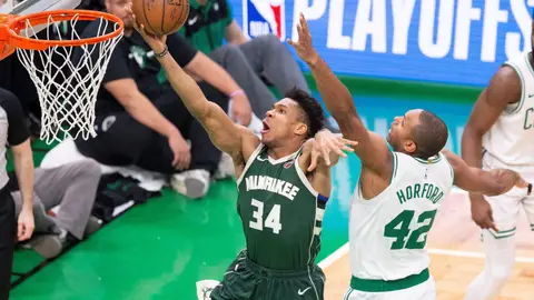 Antetokounmpo intenta anotar ante la defensa de Al Horford Antetokounmpo intenta anotar ante la defensa de Al Horford
