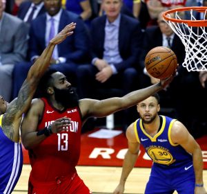 James Harden intenta anotar ante los Warriors James Harden intenta anotar ante los Warriors