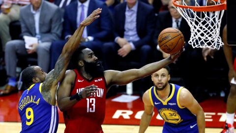 James Harden intenta anotar ante los Warriors