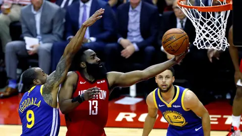 James Harden intenta anotar ante los Warriors James Harden intenta anotar ante los Warriors
