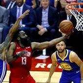 James Harden intenta anotar ante los Warriors James Harden intenta anotar ante los Warriors