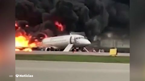 REEMPLAZO | Trece muertos tras incendiarse un avión en un aterrizaje de emergencia en el aeropuerto de Moscú