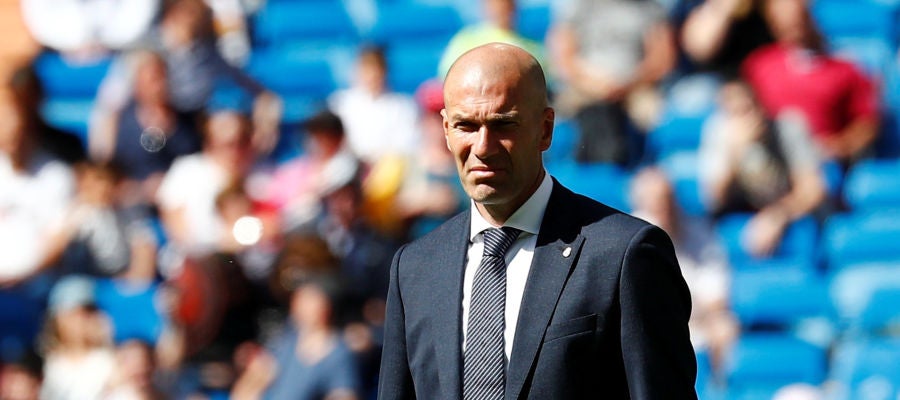 Zinedine Zidane, con gesto serio en la banda técnica Zinedine Zidane, con gesto serio en la banda técnica