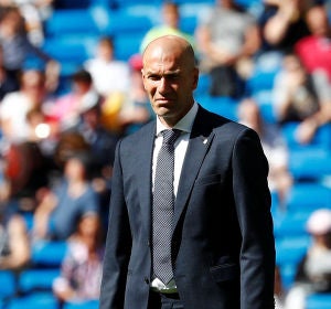 Zinedine Zidane, con gesto serio en la banda técnica Zinedine Zidane, con gesto serio en la banda técnica