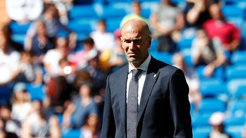 Zinedine Zidane, con gesto serio en la banda t&eacute;cnica