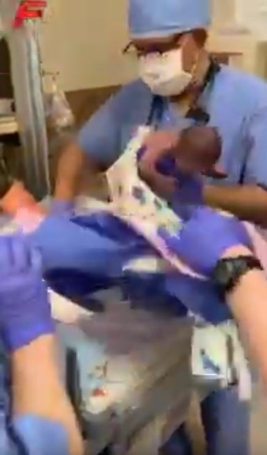 Un bebé se escurre de las manos de un médico y días después se le detecta una hemorragia interna Un bebé se escurre de las manos de un médico y días después se le detecta una hemorragia interna