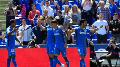 Los futbolistas del Getafe celebran la victoria del equipo azul&oacute;n