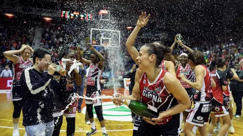 Las jugadoras del Spar CityLift Girona celebran la victoria sobre el Perfumerías Avenida tras el segundo partido de la final de la Liga Día de baloncesto femenino que se jugó esta tarde en el pabellón municipal de Girona-Fontajau Las jugadoras del Spar CityLift Girona celebran la victoria sobre el Perfumerías Avenida tras el segundo partido de la final de la Liga Día de baloncesto femenino que se jugó esta tarde en el pabellón municipal de Girona-Fontajau