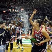 Las jugadoras del Spar CityLift Girona celebran la victoria sobre el Perfumerías Avenida tras el segundo partido de la final de la Liga Día de baloncesto femenino que se jugó esta tarde en el pabellón municipal de Girona-Fontajau