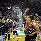 Las jugadoras del Spar CityLift Girona celebran la victoria sobre el Perfumerías Avenida tras el segundo partido de la final de la Liga Día de baloncesto femenino que se jugó esta tarde en el pabellón municipal de Girona-Fontajau Las jugadoras del Spar CityLift Girona celebran la victoria sobre el Perfumerías Avenida tras el segundo partido de la final de la Liga Día de baloncesto femenino que se jugó esta tarde en el pabellón municipal de Girona-Fontajau