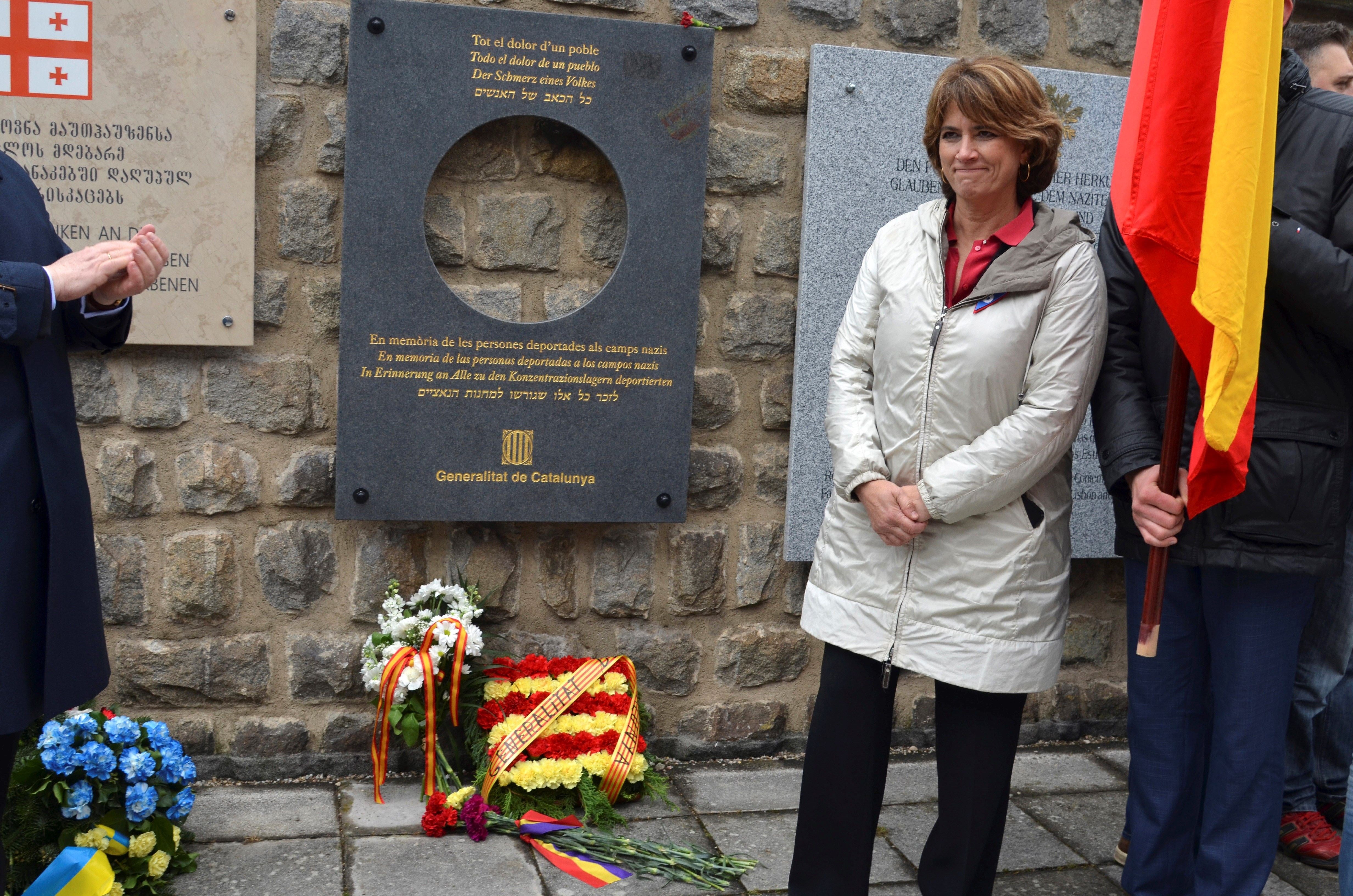 Dolores Delgado abandona un homenaje a las víctimas del nazismo en Mauthausen al hablar el Govern de "presos políticos" Dolores Delgado abandona un homenaje a las víctimas del nazismo en Mauthausen al hablar el Govern de "presos políticos"