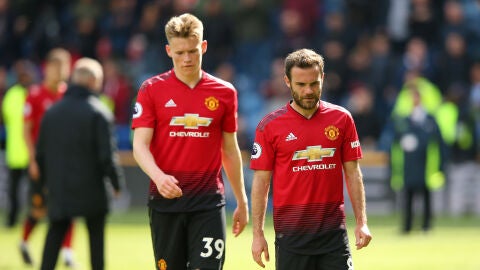 Mata y McTominay se retiran del campo cabizbajos