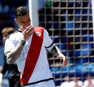 Raúl de Tomás se lamenta en un partido con el Rayo Vallecano Raúl de Tomás se lamenta en un partido con el Rayo Vallecano