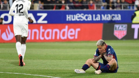 Chimy &Aacute;vila se lleva las manos a la cara en el partido contra el Valencia