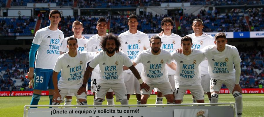 El Real Madrid posa con una camiseta de Casillas antes del inicio del partido ante el Villarreal El Real Madrid posa con una camiseta de Casillas antes del inicio del partido ante el Villarreal