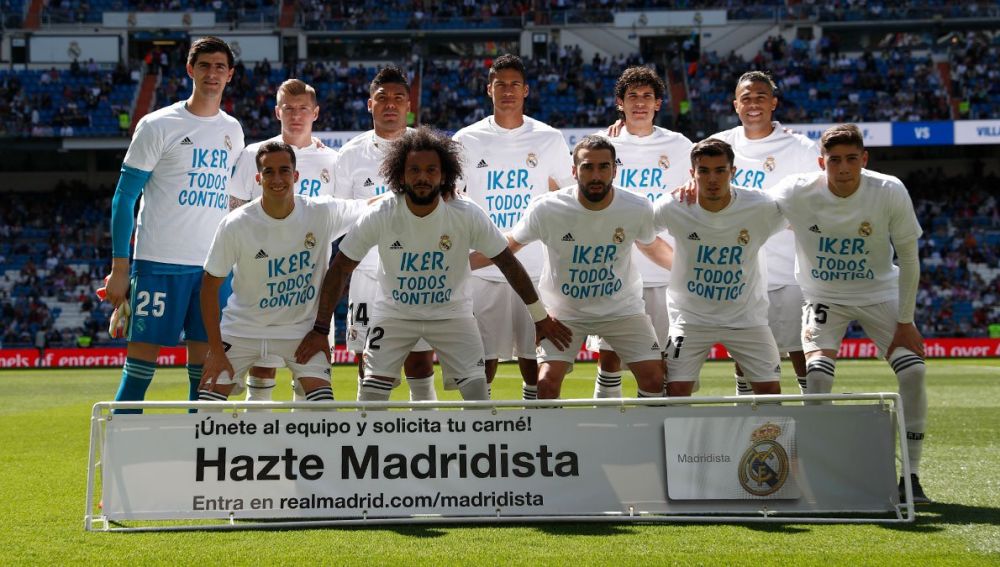 El Real Madrid posa con una camiseta de Casillas antes del inicio del partido ante el Villarreal
