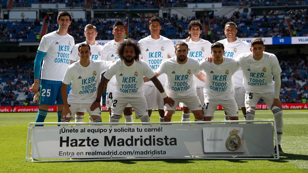 El Real Madrid posa con una camiseta de Casillas antes del inicio del partido ante el Villarreal