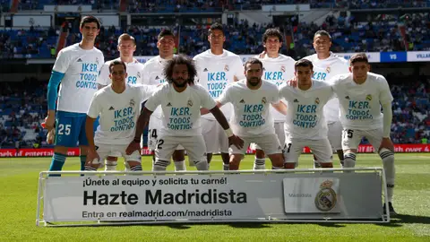 El Real Madrid posa con una camiseta de Casillas antes del inicio del partido ante el Villarreal El Real Madrid posa con una camiseta de Casillas antes del inicio del partido ante el Villarreal