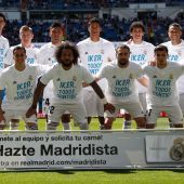El Real Madrid posa con una camiseta de Casillas antes del inicio del partido ante el Villarreal