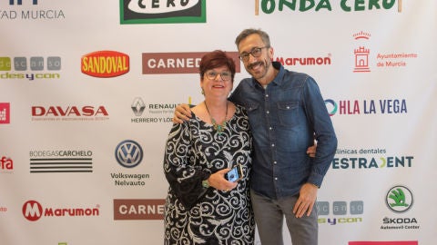 La colaboradora Lola de la Cruz con Juli&aacute;n Vigara