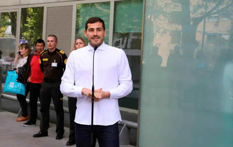 Iker Casillas abandona el hospital de Oporto: "He tenido mucha suerte y lo puedo contar. Muchas gracias a todos" Iker Casillas abandona el hospital de Oporto: "He tenido mucha suerte y lo puedo contar. Muchas gracias a todos"