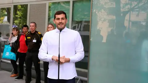 Iker Casillas, se dirige, emocionado a los medios tras salir del hospital Iker Casillas, se dirige, emocionado a los medios tras salir del hospital