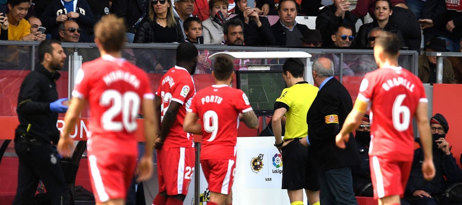 Los jugadores del Girona revisan las imágenes del Var Los jugadores del Girona revisan las imágenes del Var