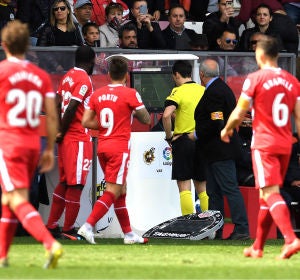 Los jugadores del Girona revisan las imágenes del Var Los jugadores del Girona revisan las imágenes del Var