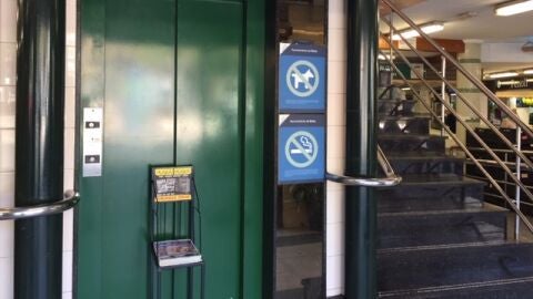 Ascensor del mercado municipal de Plaza Barcelona de de Elche fuera de servicio.