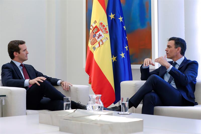 Casado pide a Sánchez que España no dependa de los independentistas Casado pide a Sánchez que España no dependa de los independentistas