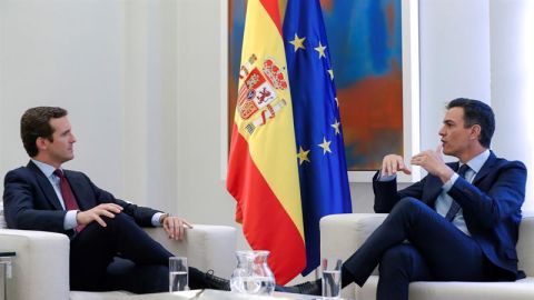 Pablo Casado y Pedro S&aacute;nchez durante su reuni&oacute;n en Moncloa