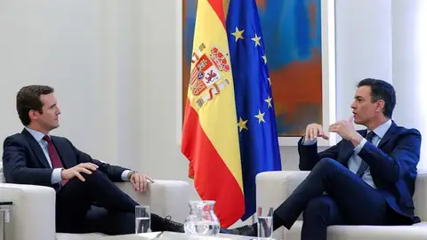 Pablo Casado y Pedro Sánchez durante su reunión en Moncloa Pablo Casado y Pedro Sánchez durante su reunión en Moncloa